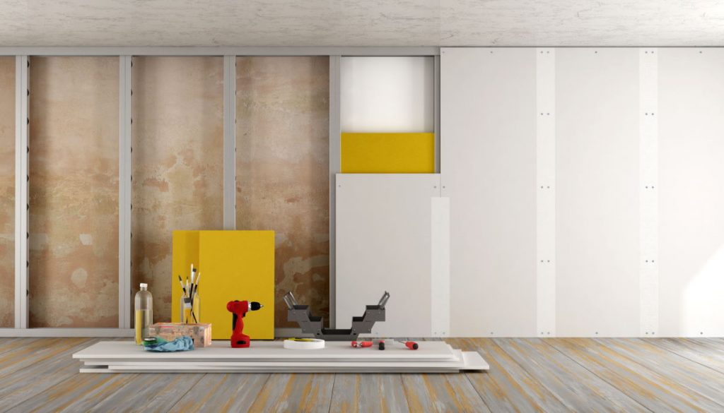 Baustelle mit Werkzeug und Materialien