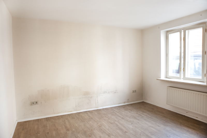 Leerer Raum mit Fenster