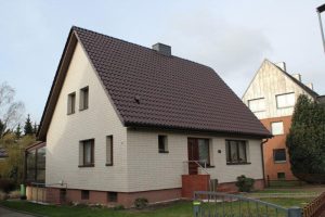 Ein Haus mit Dachfenster