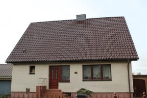 Haus mit rotem Dach