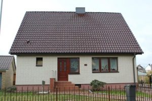 Einfaches Einfamilienhaus mit Garten