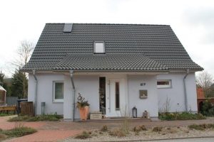 Wohnhaus mit grauem Dach