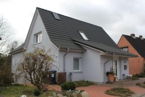 Haus mit Satteldach und Garten
