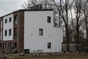 Modernes Gebäude mit Garten