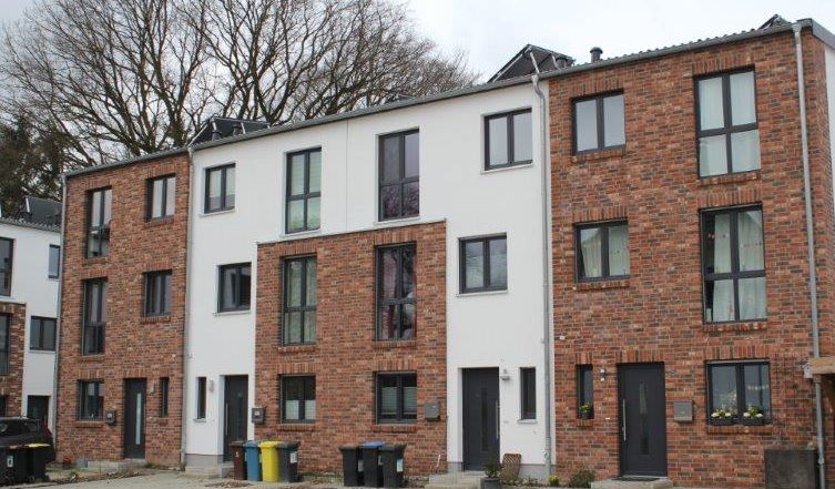 Moderne Backsteinfassaden mit Fenstern