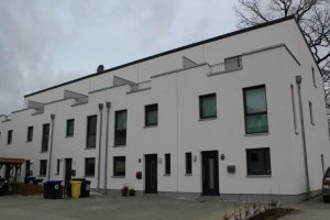 Moderne weiße Wohnhäuser