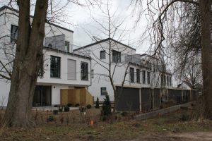 Moderne Häuser in grüner Umgebung
