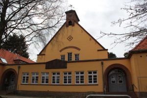 Gelbes Gebäude mit Fenster