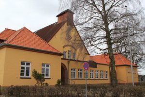 Gelbes Gebäude mit roten Dächern
