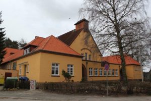 Gelbes Gebäude mit roten Dächern