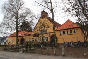 Gelbes Gebäude mit Bäumen