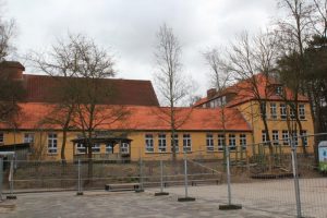 Schule mit orangefarbener Fassade