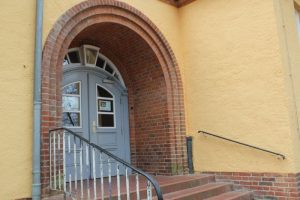 Eingang mit Treppe und Bogen