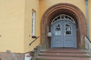Eingang mit grauen Türen