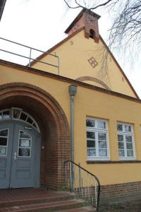 Gelbes Gebäude mit Fenstern
