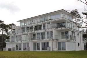 Modernes Mehrfamilienhaus am Strand