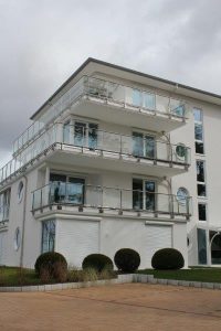 Modernes Gebäude mit Balkonen