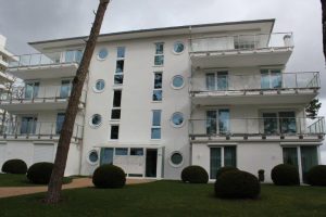 Modernes Gebäude mit Rundfenstern