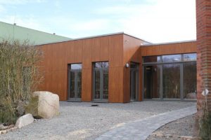 Moderne Holzbauten mit Fenster