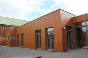 Moderne Holzbauten mit Fenstern