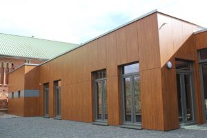 Modernes Holzgebäude mit Fenstern