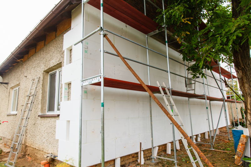 Haus mit Gerüst und Dämmung