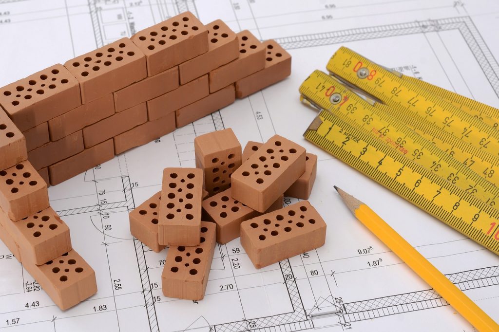 Baustelle mit Ziegeln und Planskizze
