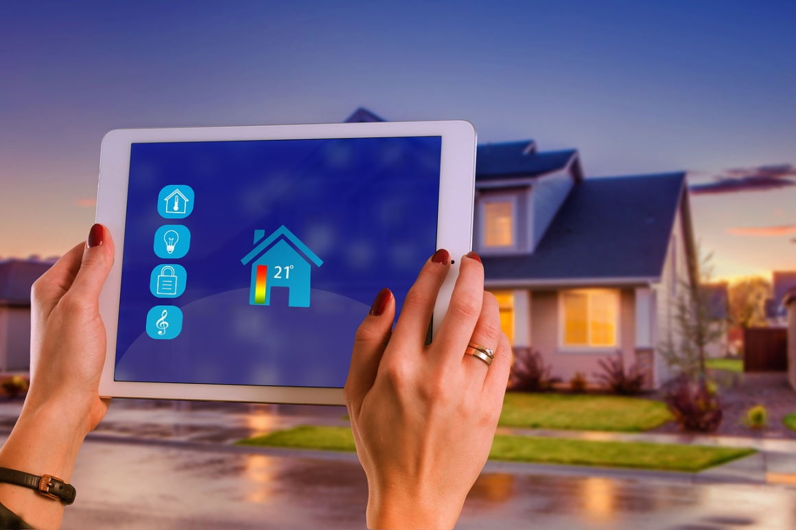 Tablet zur Haussteuerung in Hand